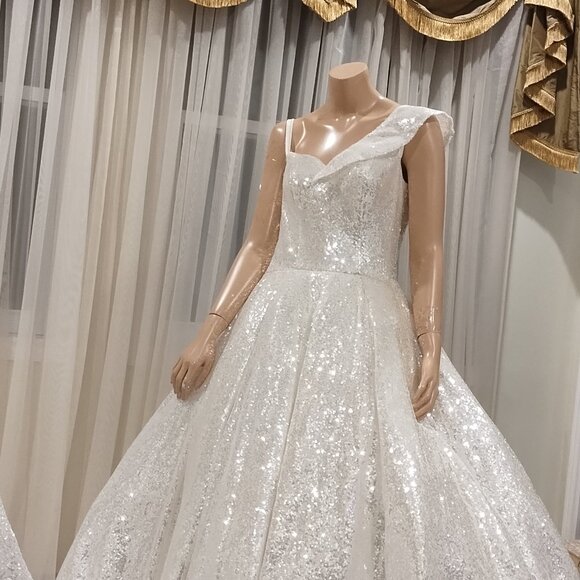 Wedding gown - Picture 2 of 2